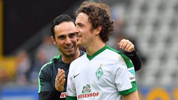 Werder-Coach Alexander Nouri (l.) umarmt Thomas Delaney. © imago / Nordphoto 
