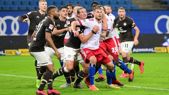 Spielszene aus dem Derby HSV - FC St. Pauli im Oktober 2020 © Witters 