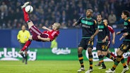 Fallrückzieher von Mladen Petric (HSV) 2009 im Derby gegen Werder Bremen © IMAGO / Baering 