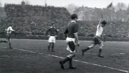 Spielszene Werder Bremen - HSV aus dem Jahr 1952 © NDR 