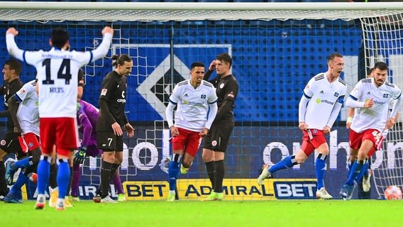 Spielszene im Derby HSV - FC St. Pauli © Witters Foto: Tim Groothuis