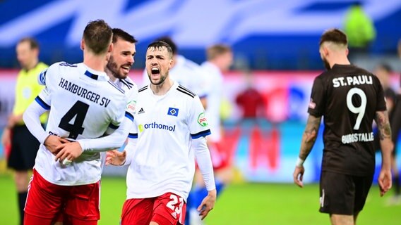 Spielszene im Derby HSV - FC St. Pauli © Witters Foto: Tim Groothuis