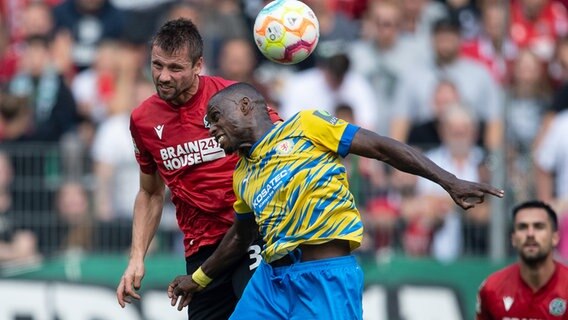 Hannovers Julian Börner (l.) spielt gegen Braunschweigs Anthony Ujah. © picture alliance/dpa | Swen Pförtner 