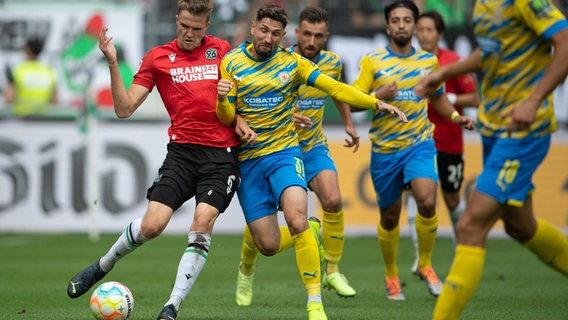Hannovers Fabian Kunze (l.) spielt gegen Braunschweigs Fabio Kaufmann. © picture alliance/dpa | Swen Pförtner 