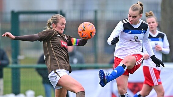 Annie Kingman (l.) vom FC St. Pauli im Duell mit Svea Stoldt vom Hamburger SV © Witters 