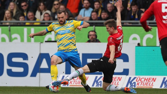 Robin Krauße (Eintracht Braunschweig, l.) im Zweikampf mit Fabian Kunze (Hannover 96) © IMAGO / regios24 