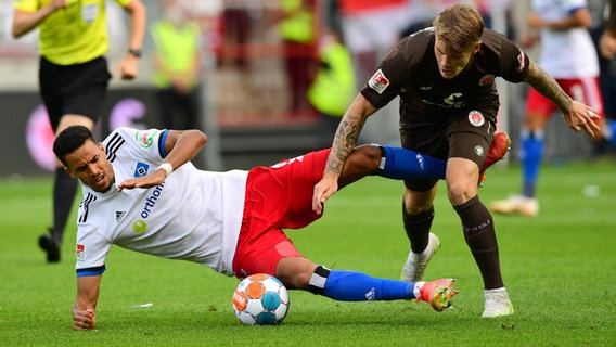 HSV-Stürmer Robert Glatzel (l.) im Zweikampf gegen St. Paulis Eric Smith © IMAGO / Lobeca 