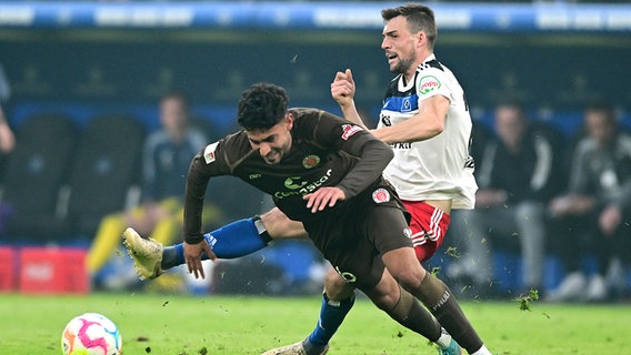 Elias Saad (l.) vom FC St. Pauli im Duell mit Jonas Meffert vom Hamburger SV © Witters Foto: Valeria Witters