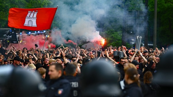 Fanmarsch des HSV © picture alliance/dpa 