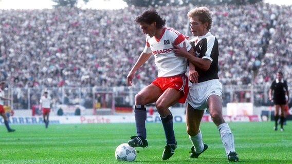 3. September 1988: HSV-Stürmer Bruno Labbadia (l.) im Zweikampf mit St. Paulis Claus Ulbricht. © Witters 