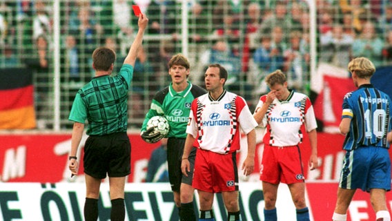 1996: HSV-Verteidiger Stefan Schnoor (3. v.l.) sieht im Derby gegen St. Pauli die Rote Karte. © Witters 