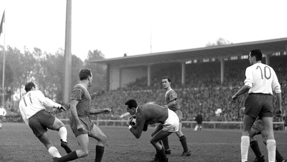 Spielszene Werder Bremen - HSV im Oktober 1963 © picture alliance / dpa Foto: dpa