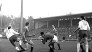 Spielszene Werder Bremen - HSV im Oktober 1963 © picture alliance / dpa Foto: dpa