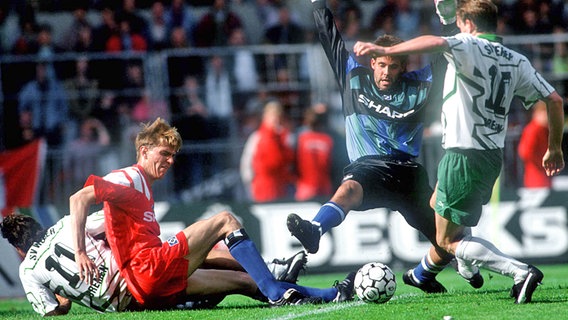 Werders Andreas Herzog erzielt ein Tor gegen den HSV. © Witters Foto: Wilfried Witters