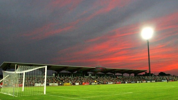 Blick in der Abenddämmerung in das Paul-Greifzu-Stadion in Dessau © picture-alliance/ dpa | Jens Wolf 