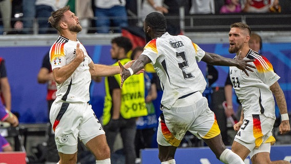 Die deutschen Spieler Füllkrug, Rüdiger und Andrich jubeln. © IMAGO / HMB-Media 