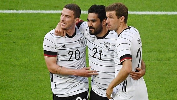 Die deutschen Nationalspieler Robin Gosens, Ilkay Gündogan und Thomas Müller (v.l.) freuen sich über ein Tor. © IMAGO / Jan Huebner 