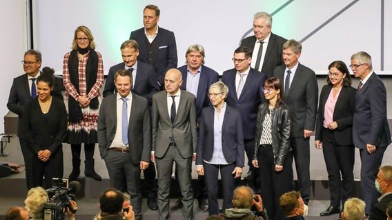 Group photo of the new DFB Presidency Committee on the new president Bernd Neuendorf (vM) © IMAGO / Nico Herbertz 