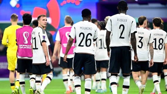 Die Spieler der deutschen Nationalmannschaft verlassen nach der WM-Niederlage gegen Japan enttäuscht den Platz © Witters 
