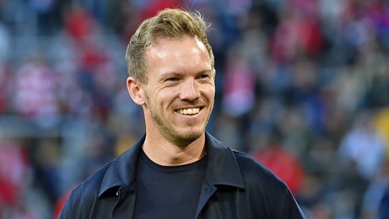 Der ehemalige Bayern-Trainer Julian Nagelsmann lacht. © picture alliance / dpa 