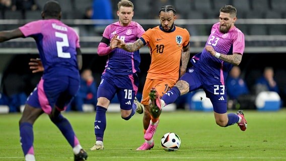 Robert Andrich (r.) und Maximilian Mittelstaedt (2.v.l.) versuchen, den Niederländer Memphis Depay zu stoppen. © picture alliance / dpa Foto: Arne Dedert