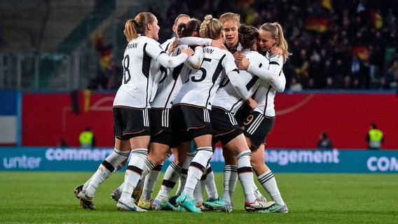 Die deutschen Spielerinnen bejubeln einen Treffer. © picture alliance / Eibner-Pressefoto 