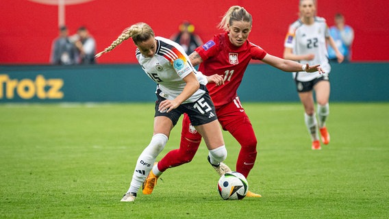 Spielszene Deutschland gegen Polen mit Giulia Gwinn (l.) © IMAGO / Eibner 