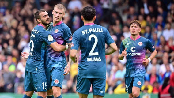 Danel Sinani, Torschütze Eric Smith, Manolis Saliakas, Philipp Treu (v.l.) vom FC St. Pauli bejubeln einen Treffer. © Witters/LeonieHorky 