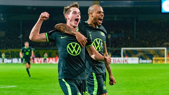 Wolfsburg Torschütze Jakub Kaminski (l.) und Lukas Nmecha bejubeln einen Treffer. © IMAGO / Eibner 