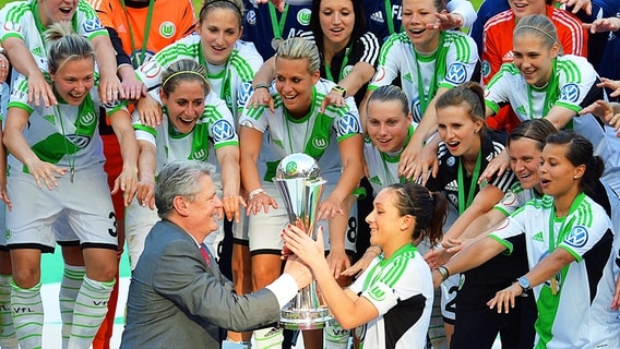 Bundespräsident Joachim Gauck (l.) überreicht Wolfsburgs Spielführerin Nadine Keßler den DFB-Pokal. © dpa - Bildfunk Foto: Carmen Jaspersen