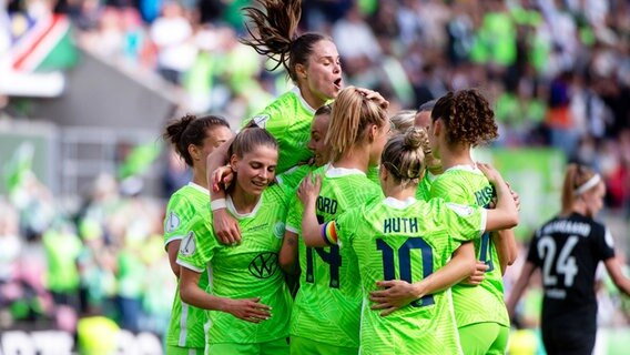 Wolfsburgs Spielerinnen bejubeln einen Treffer. © IMAGO / Eibner 