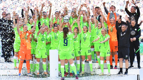 Wolfsburgs Spielerinnen bejubeln den Gewinn des DFB-Pokals. © IMAGO / Michaela Merk 