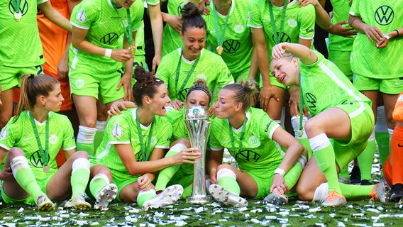 Wolfsburgs Spielerinnen bejubeln den Gewinn des DFB-Pokals. © IMAGO / Michaela Merk 