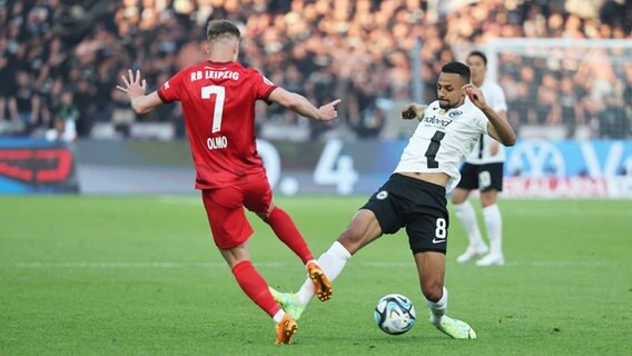 Frankfurts Djibril Sow (r.) und Leipzigs Dani Olmo kämpfen um den Ball. © IMAGO / HMB-Media 
