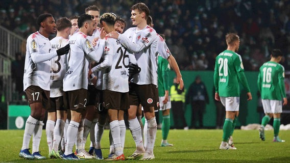 St. Paulis Spieler bejubeln einen Treffer. © IMAGO / Fussball-News Saarland 