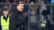 St. Paulis Trainer Fabian Hürzeler gestikuliert am Spielfeldrand. © Witters/JoergHalisch 