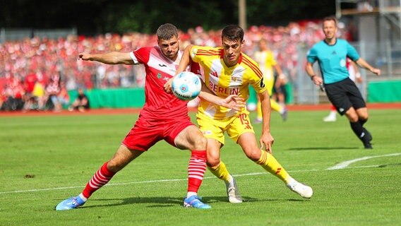 Jacob Engel (l.) vom Greifswalder FC und Janik Haberer von Union Berlin kämpfen um den Ball. © IMAGO / Leo 
