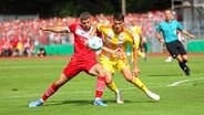 Jacob Engel (l.) vom Greifswalder FC und Janik Haberer von Union Berlin kämpfen um den Ball. © IMAGO / Leo 