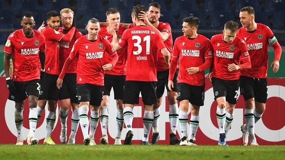 Hannovers Spieler bejubeln einen Treffer. © picture alliance/dpa | Swen Pförtner 
