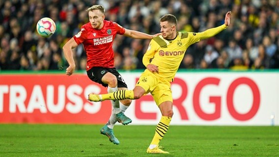 Hannovers Jannik Dehm (l.) und Dortmunds Thorgan Hazard kämpfen um den Ball. © IMAGO / Nordphoto 