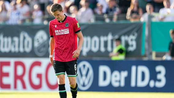 Hannovers Fabian Kunze ist enttäuscht. © IMAGO / foto2press 