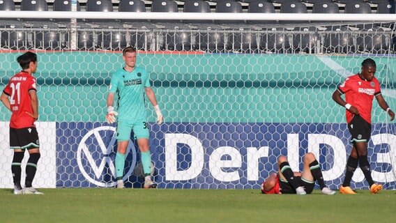 Hannover Spieler sind enttäuscht. © IMAGO / Jan Huebner 
