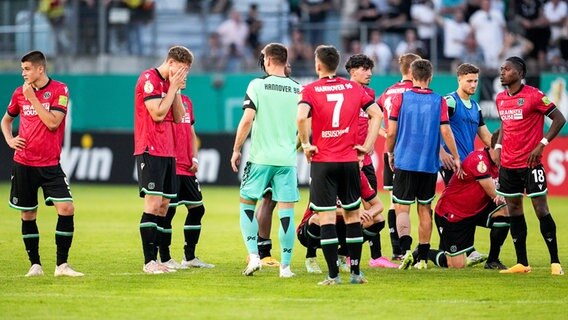 I giocatori dell'Hannover sono delusi © IMAGO / foto2press 