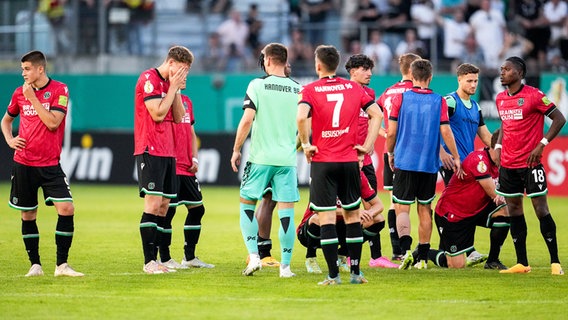 Enttäuschte Hannover-Spieler © IMAGO / foto2press 