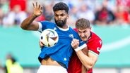 Phil Neumann (r.) von Hannover 96 und Andre Becker von Arminia Bielefeld © picture alliance/dpa | David Inderlied 