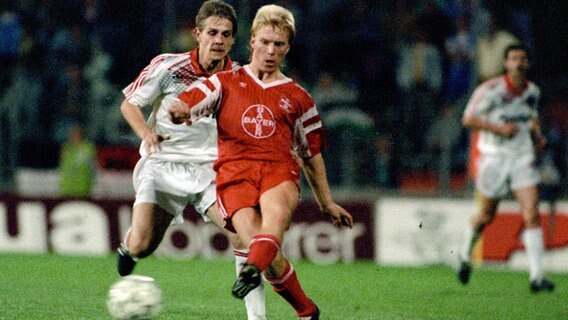 Helmut Rahner von Bayer Uerdingen (vorne) im Duell mit Jens Friedemann von Hannover 96 © imago sportfotodienst 