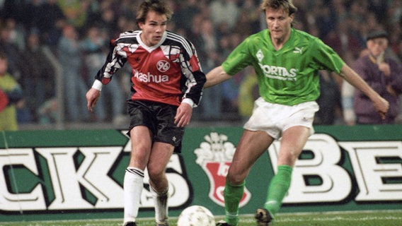 Michael Koch (l.) von Hannover 96 gegen im Duell mit Werders Thomas Wolter © imago sportfotodienst 