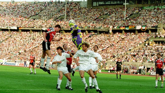Spielszene des Pokalfinales 1992 zwischen Hannover 96 und Borussia M'Gladbach © imago sportfotodienst 
