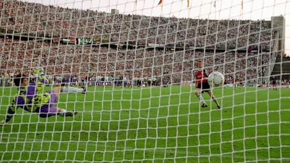 Michael Schjönberg (r.) verwandelt den entscheidenden Elfmeter im Pokalfinale 1992. © imago sportfotodienst 