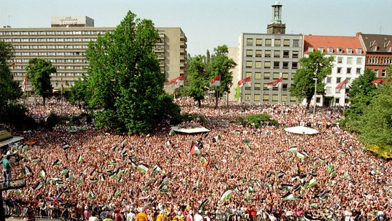 Fans von Hannover 96 feiern den Gewinn des DFB-Pokals 1992. © imago sportfotodienst 